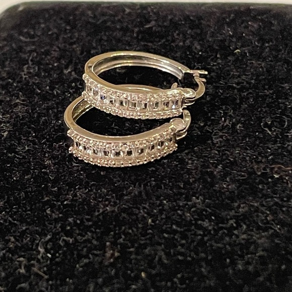 ELEGANT Emerald cut white sapphire Hoop Evening Earings - Picture 8 of 11